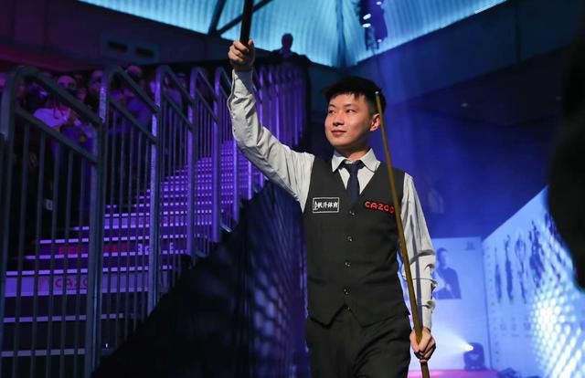 而在“最后的审判”版海报中，六大主演全员入局审判人心，黄晓明、闫妮、张嘉鑫也发文解读影片最后审判的是复杂的人心、本能的爱与人性的挣扎，影片正在全国热映中